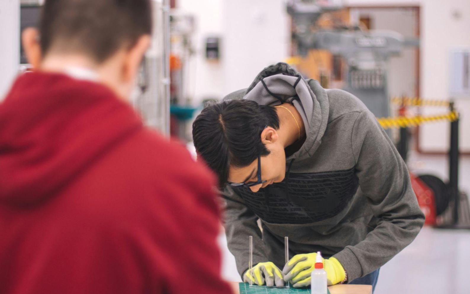 Estudiantes trabajando en proyectos de desarrollo móvil